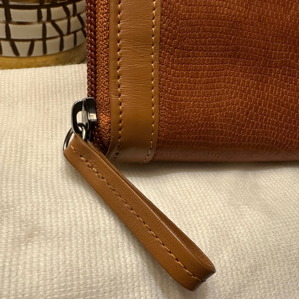 Gorgeous Longchamp Cognac Zippy Wallet - Picture 2 of 9